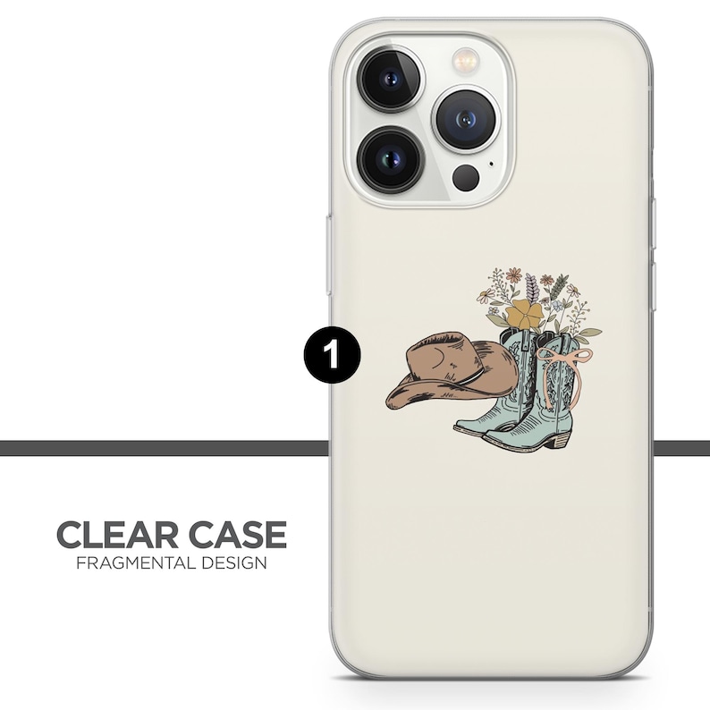 Peut inclure: Coque de t&eacute;l&eacute;phone transparente avec un design fragmentaire. Elle pr&eacute;sente un chapeau de cowboy marron, des bottes de cowboy bleu clair et un bouquet de fleurs. Le texte "CLEAR CASE FRAGMENTAL DESIGN" est imprim&eacute; en bas &agrave; gauche.