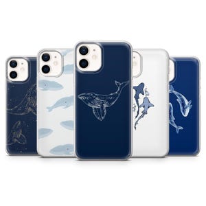Könnte beinhalten: Eine Sammlung von Handyhüllen mit maritimen Designs. Die Hüllen zeigen Illustrationen von Walen und anderen Meereskreaturen in Blau- und Weißtönen vor einem dunkelblauen oder weißen Hintergrund. Die Hüllen sind für Smartphones konzipiert.