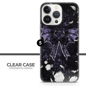 Może przedstawiać: Przezroczyste etui na telefon z czarno-fioletowym wzorem kokardy ze skrzydłami nietoperza. Etui posiada kwiatowy wz&oacute;r i napis "CLEAR CASE FRAGMENTAL DESIGN".