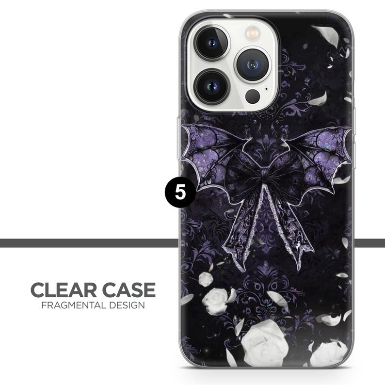 Może przedstawiać: Przezroczyste etui na telefon z czarno-fioletowym wzorem kokardy ze skrzydłami nietoperza. Etui posiada kwiatowy wz&oacute;r i napis "CLEAR CASE FRAGMENTAL DESIGN".