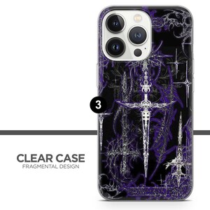 Może przedstawiać: Przezroczyste etui na telefon z fragmentowym wzorem. Etui ma czarne tło z wzorem srebrnych i fioletowych mieczy oraz ozdobnych detali. Na etui wydrukowano tekst "CLEAR CASE FRAGMENTAL DESIGN".