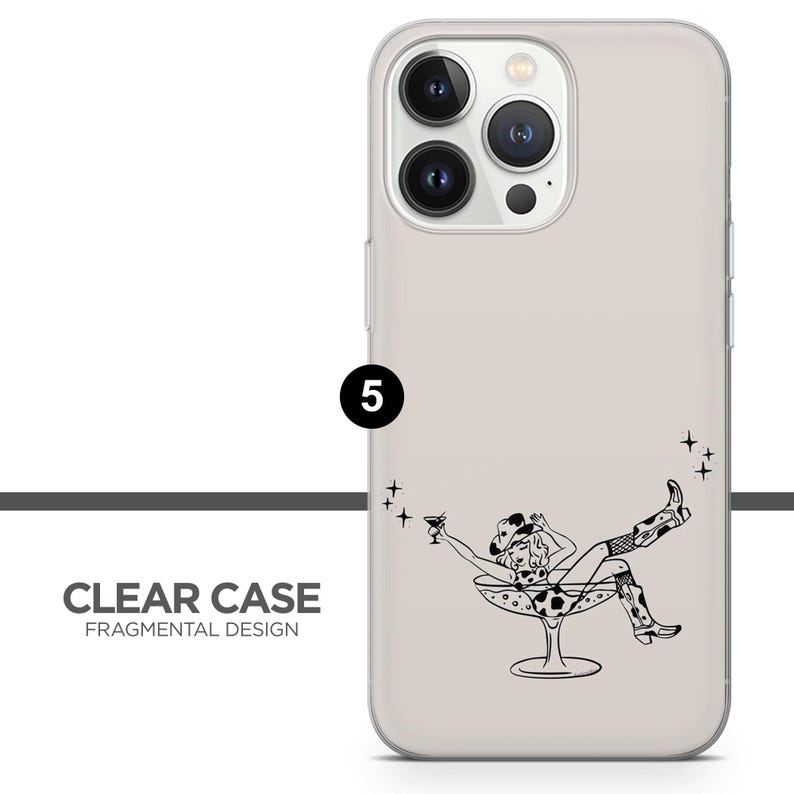 Peut inclure: Coque de t&eacute;l&eacute;phone transparente avec un design fragmentaire. L'&eacute;tui pr&eacute;sente une illustration en noir et blanc d'une personne portant un chapeau et des bottes de cow-boy, allong&eacute;e dans un verre &agrave; cocktail. Le texte "CLEAR CASE" et "FRAGMENTAL DESIGN" est imprim&eacute;.