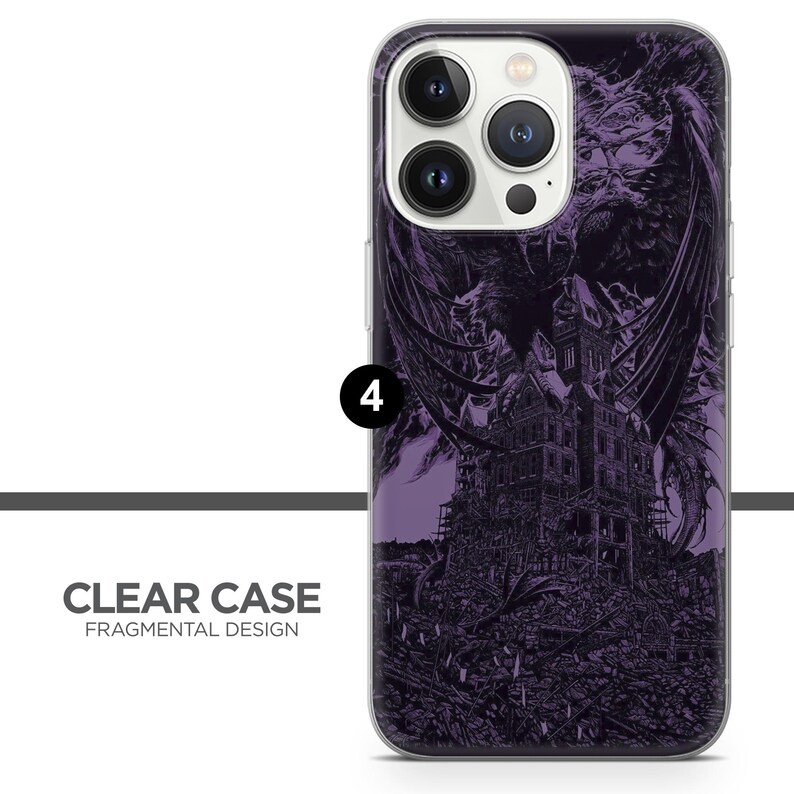 Może przedstawiać: Przezroczyste etui na telefon z fioletowo-czarną gotycką ilustracją zamku i smoka. Etui zawiera napis "CLEAR CASE FRAGMENTAL DESIGN". Zaprojektowane dla smartfona.