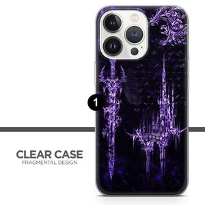 Może przedstawiać: Przezroczyste etui na telefon z Fragmental Design. Etui posiada ciemnofioletową grafikę miecza i zamku na czarnym tle. Tekst "CLEAR CASE FRAGMENTAL DESIGN" jest wydrukowany na dole.