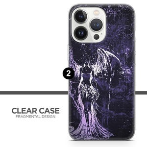 Może przedstawiać: Przezroczyste etui na telefon z Fragmental Design. Etui posiada ciemnofioletową i białą ilustrację postaci z dużymi skrzydłami. Na etui wydrukowano tekst "CLEAR CASE FRAGMENTAL DESIGN".