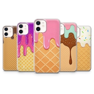 Può includere: Cinque custodie per telefono con disegni di coni gelato. Ogni custodia presenta un motivo a cialda con gelato di diversi colori che cola. I colori del gelato includono rosa, viola, marrone e bianco con zuccherini.