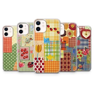 Peut inclure: Cinq coques de téléphone colorées avec des motifs patchwork. Chaque coque présente un motif unique, notamment des coccinelles, des fruits et des motifs floraux. Les coques sont un mélange de carreaux, de pois et d'autres motifs.