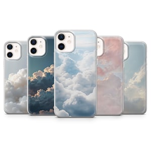 Può includere: Cinque custodie per telefono con disegni di nuvole. Le custodie presentano immagini di soffici nuvole bianche su cieli blu e rosa. Le custodie sono realizzate in plastica trasparente e hanno una finitura lucida.