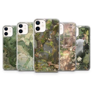 Peut inclure: Une collection de cinq coques de téléphone avec des motifs fantaisistes. Les coques présentent diverses scènes fantastiques, notamment des fées, des papillons et des paysages forestiers. La palette de couleurs comprend des verts, des bruns et des pastels doux.
