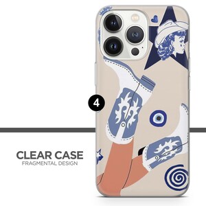 Peut inclure: Coque de t&eacute;l&eacute;phone transparente avec un design fragmentaire. L'&eacute;tui pr&eacute;sente un fond beige avec un motif de bottes de cowboy bleues et blanches, une &eacute;toile bleue et un portrait d'une femme portant un chapeau de cowboy. Le texte "CLEAR CASE FRAGMENTAL DESIGN" est en bas.