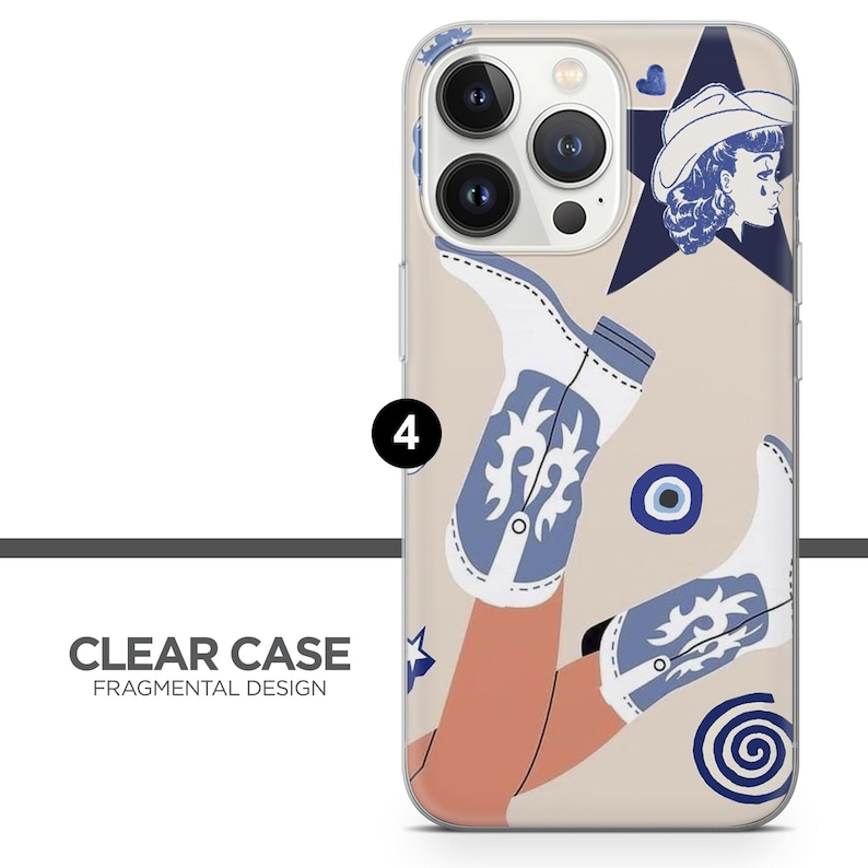 Peut inclure: Coque de t&eacute;l&eacute;phone transparente avec un design fragmentaire. L'&eacute;tui pr&eacute;sente un fond beige avec un motif de bottes de cowboy bleues et blanches, une &eacute;toile bleue et un portrait d'une femme portant un chapeau de cowboy. Le texte "CLEAR CASE FRAGMENTAL DESIGN" est en bas.