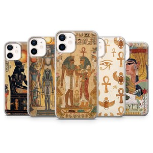 Puede incluir: Cinco fundas transparentes para teléfono con varios diseños del Antiguo Egipto. Los patrones incluyen representaciones de deidades, faraones, jeroglíficos, símbolos ankh, escarabajos y el texto EGYPT GODDESSES en la funda de la derecha.