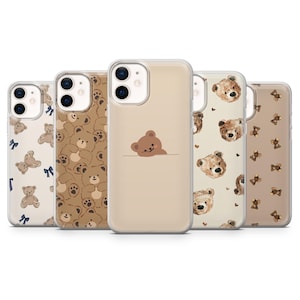 Op de afbeelding: Een verzameling van vijf telefoonhoesjes met verschillende berenontwerpen. De hoesjes hebben verschillende patronen, waaronder herhaalde berengezichten, beren met strikken en een beer die uit een zak kijkt. Het kleurenpalet omvat beige, bruin en crème.