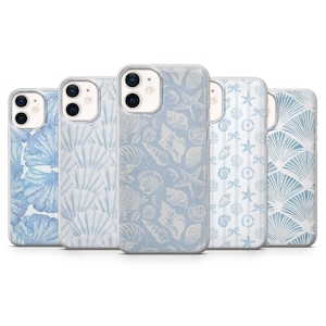Puede incluir: Una colección de cinco fundas para teléfonos con varios diseños temáticos marinos. Las fundas presentan patrones de conchas marinas, estrellas de mar y diseños en forma de abanico en tonos azules y blancos. Las fundas están hechas de un material transparente.