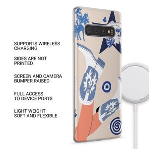 Peut inclure: Coque de t&eacute;l&eacute;phone avec un fond beige orn&eacute; d'un motif de bottes de cowboy bleues et blanches, d'une &eacute;toile et d'une silhouette d'une personne &agrave; cheval. La coque prend en charge le chargement sans fil et est l&eacute;g&egrave;re et souple.