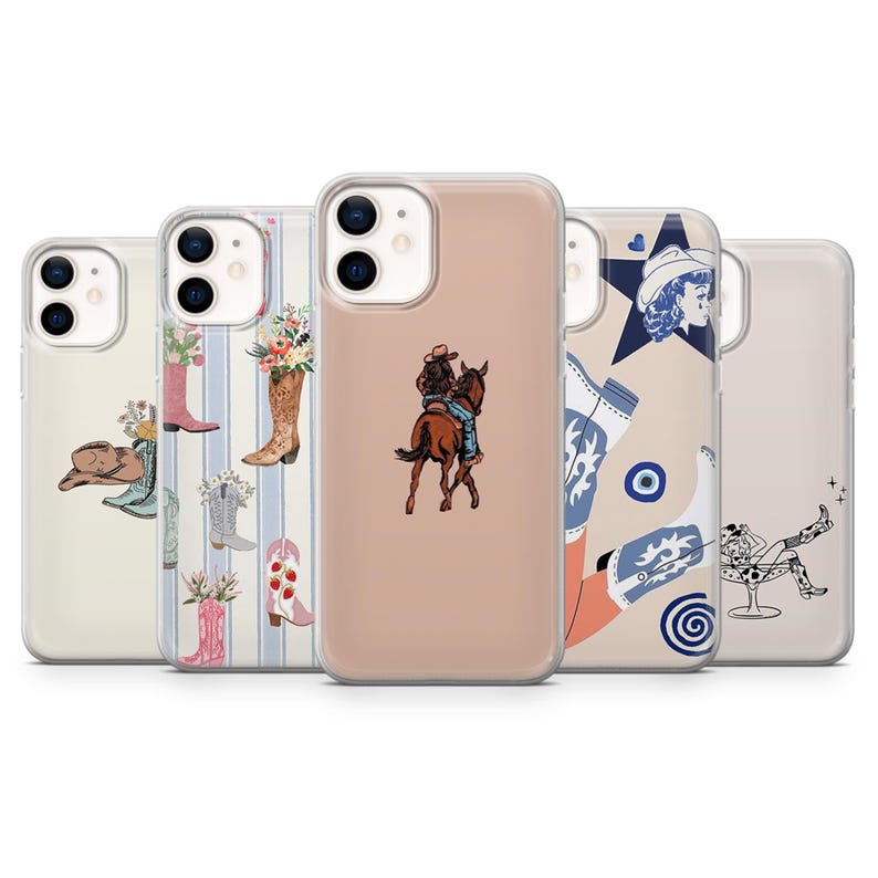 Peut inclure: Plusieurs coques de t&eacute;l&eacute;phone avec des motifs sur le th&egrave;me du western. Les coques pr&eacute;sentent des illustrations de bottes de cowboy, de chapeaux et d'un cavalier &agrave; cheval. La palette de couleurs comprend le beige, le rose, le bleu et le marron.