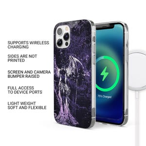 Może przedstawiać: Etui na telefon z ciemnofioletowym i białym wzorem przedstawiającym skrzydlatą postać. Ekran telefonu wyświetla symbol ładowania. Tekst na etui brzmi: Obsługuje ładowanie bezprzewodowe, Boki nie są drukowane, Ekran i aparat.