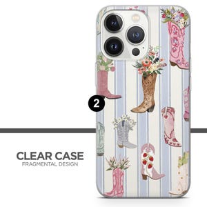 Peut inclure: Coque de t&eacute;l&eacute;phone transparente avec un motif r&eacute;p&eacute;t&eacute; de bottes de cowboy aquarelles remplies de fleurs. Les bottes sont de diff&eacute;rentes couleurs, dont le rose, le marron et le blanc, sur un fond ray&eacute;. Le texte "CLEAR CASE FRAGMENTAL DESIGN" est en bas.