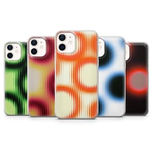 Könnte beinhalten: Fünf Handyhüllen mit farbenfrohen, abstrakten Designs. Die Muster umfassen vertikale Linien und kreisförmige Formen in Grün, Rot, Orange, Blau und Schwarz. Jede Hülle hat einen transparenten Rand.