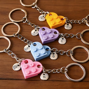 Hjärtnyckelringsset - Tillverkat med LEGO | Hjärtnyckelring med initialer | Present till bästa vän | Nyckelring till par | Present till honom eller henne | Personlig present
