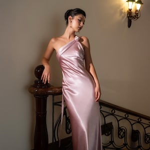 Jednoramienna różowa jedwabna sukienka Długa jedwabna sukienka Charmeuse Suknia dla druhny Satynowa sukienka wieczorowa Elegancka formalna sukienka dla kobiet prezent dla niej