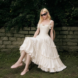Vestido de novia de seda con corsé, falda escalonada, estilo romántico minimalista, ideal para fiestas de graduación y eventos en el jardín.