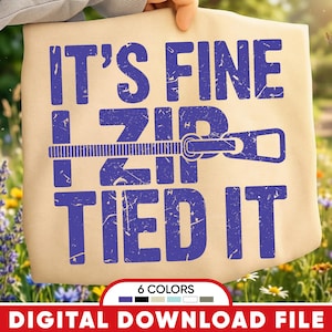 以下が含まれることがあります： ベージュのトートバッグ。青い文字で「IT'S FINE I ZIP TIED IT」と書かれています。デザインにはジッパーのグラフィックが含まれています。バッグの下部にはカラーパレットと赤い文字で「DIGITAL DOWNLOAD FILE」と書かれています。