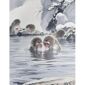 以下が含まれることがあります： 温泉でくつろぐニホンザル（スノーモンキー）の水彩画。モノトーンのパレットに、猿の顔にピンク色のアクセントを加え、穏やかな冬の情景を描いています。