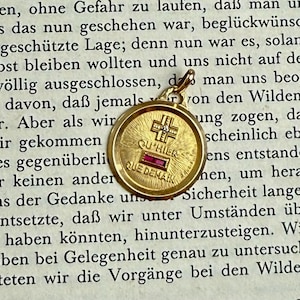 Vintage A. Augis “+ qu’hier – que demain” Pingente em ouro 18K com diamante e rubis Verneuil - Marca de cabeça de águia francesa