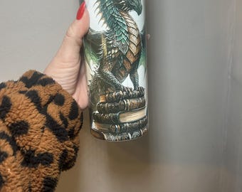 Vaso térmico de acero inoxidable de 20 onzas con diseño de dragón verde de fantasía.