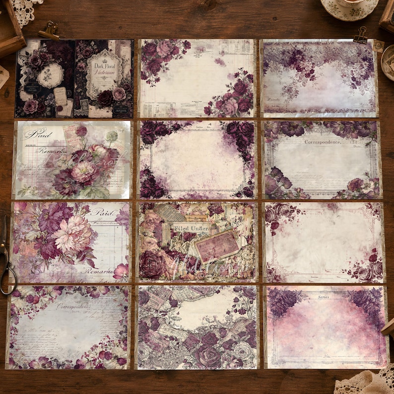 Puede incluir: Una colecci&oacute;n de doce hojas de papel rectangulares con patrones florales en tonos p&uacute;rpura oscuro y apagados, caligraf&iacute;a antigua y bordes decorativos. Los dise&ntilde;os incluyen arreglos de rosas, texturas de pergamino envejecido y etiquetas impresas.