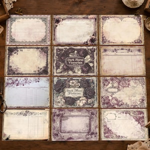 Puede incluir: Una colecci&oacute;n de doce tarjetas rectangulares de papel con patrones florales en morado oscuro y crema, bordes ornamentados tipo encaje y dise&ntilde;os de cuadr&iacute;cula o l&iacute;neas. Algunas tarjetas incluyen el texto Dark Floral Victorian Plate No.