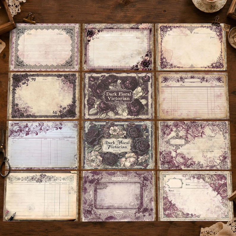 Puede incluir: Una colecci&oacute;n de doce tarjetas rectangulares de papel con patrones florales en morado oscuro y crema, bordes ornamentados tipo encaje y dise&ntilde;os de cuadr&iacute;cula o l&iacute;neas. Algunas tarjetas incluyen el texto Dark Floral Victorian Plate No.