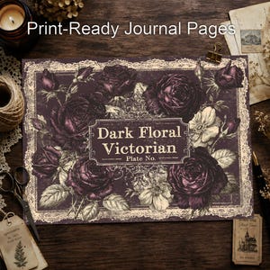Puede incluir: Una p&aacute;gina de diario rectangular con fondo morado oscuro y detalladas ilustraciones de rosas moradas y blancas. El centro contiene un marco decorativo con el texto Dark Floral Victorian Plate No. y un borde que imita el encaje.
