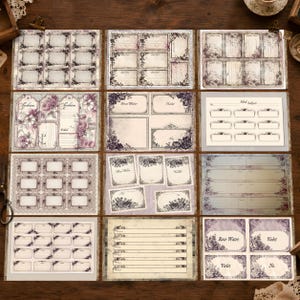 Puede incluir: Una colecci&oacute;n de doce hojas de papel de estilo vintage con motivos florales, marcos ornamentados y etiquetas. Los dise&ntilde;os incluyen varias etiquetas rectangulares, tarjetas con l&iacute;neas y bordes decorativos en tonos morado, crema y sepia.