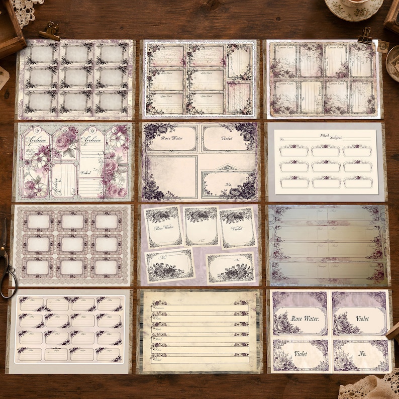 Puede incluir: Una colecci&oacute;n de doce hojas de papel de estilo vintage con motivos florales, marcos ornamentados y etiquetas. Los dise&ntilde;os incluyen varias etiquetas rectangulares, tarjetas con l&iacute;neas y bordes decorativos en tonos morado, crema y sepia.