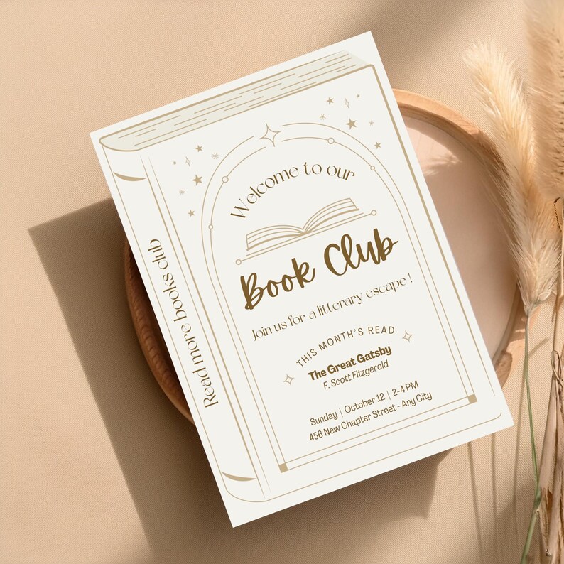 Puede incluir: Una tarjeta de invitaci&oacute;n crema para un club de lectura con el texto "Welcome to our Book Club" y "Join us for a literary escape!". La tarjeta tambi&eacute;n incluye el t&iacute;tulo del libro "The Great Gatsby" y detalles del evento.