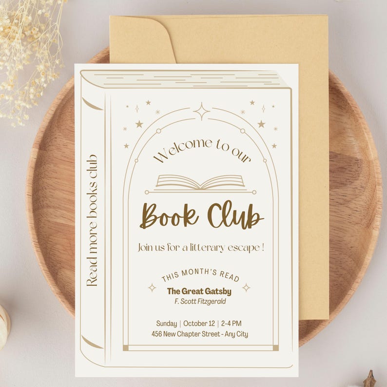 Puede incluir: Una tarjeta de invitaci&oacute;n a un club de lectura con una combinaci&oacute;n de colores beige y dorado. El dise&ntilde;o presenta una ilustraci&oacute;n de un libro y el texto "Welcome to our Book Club". La tarjeta incluye detalles sobre el libro, la fecha, la hora y el lugar.