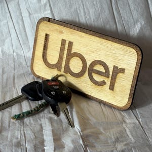 Uber-skylt i furuträ, bilskylt