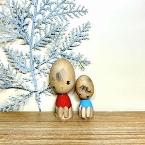 Pair Kokeshi Doll, Vintage Japanese Creative doll "Sit with One's Knees Up" (8.7cm./6.3cm.)