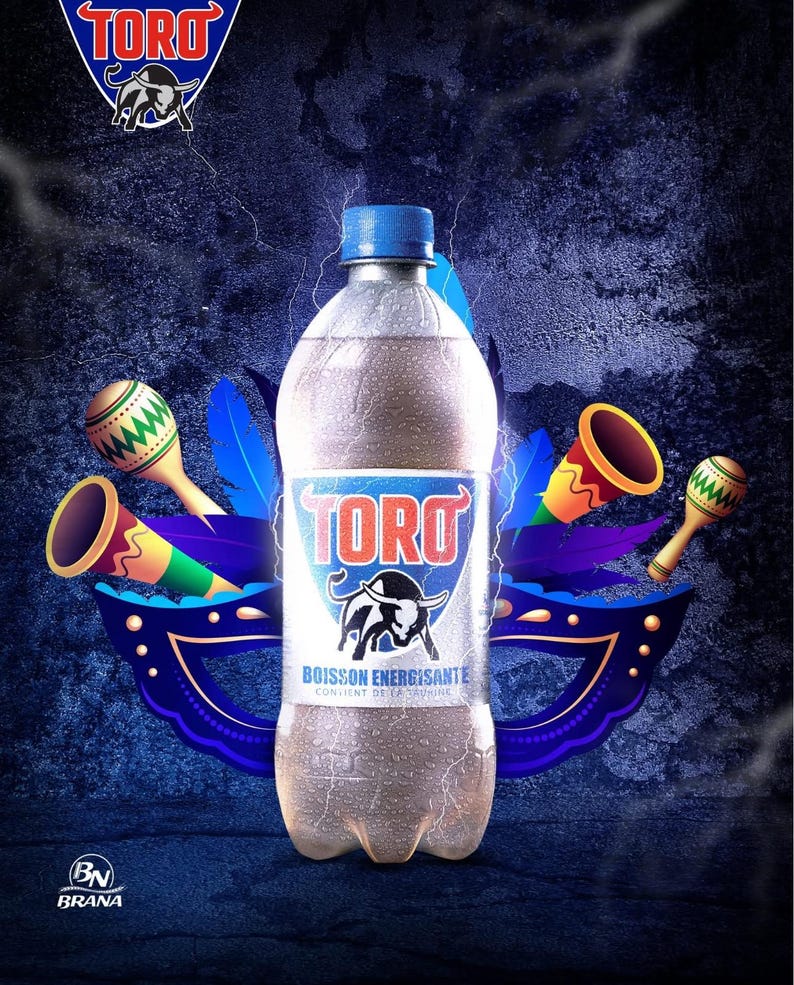 Może przedstawiać: Niebieska i biała butelka napoju energetycznego Toro z logo byka i tekstem "Boisson Energisante" i "Contient de la Taurine". Butelka jest otoczona kolorowymi dekoracjami karnawałowymi, w tym marakasami i maską.