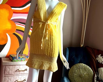 Minivestido amarillo de ganchillo estilo años 70 con superposición