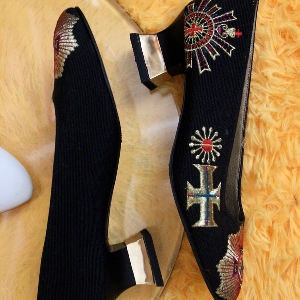 80s Sz 6 Gothic Embroidered Religious Crucifix Pumps Shoes