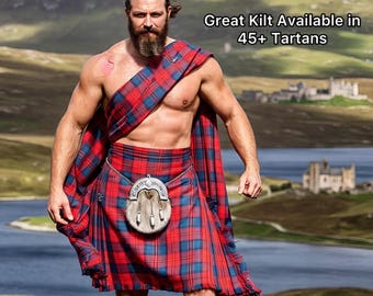 Op de afbeelding: Een persoon draagt een rood-blauwe geruite kilt en bijpassende sjerp. De kilt wordt gecombineerd met een zilveren sporran en een kettingriem. De tekst "Great Kilt Available in 45+ Tartans" is zichtbaar.