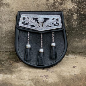 Handmade Men&#39;s Scottish Black Leather Thistle Sporran 3 Tassels Kilt Sporran With Chain Belt