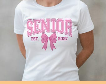Coquette Senior 2027 SVG, Camiseta Senior Clase de 2027 SVG, Regalos de graduación Senior, Lazo rosa, Universidad, Escuela secundaria, Archivos Cricut, Svg, PNG
