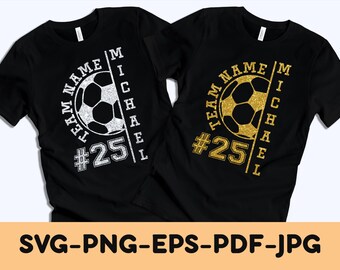Könnte beinhalten: Zwei schwarze T-Shirts mit Fußball-Grafiken. Eines hat ein weißes Design mit "TEAM NAME MICHAEL #25". Das andere hat ein goldglitzerndes Design mit demselben Text. Der untere Teil des Bildes enthält den Text "SVG-PNG-EPS-PDF-JPG".