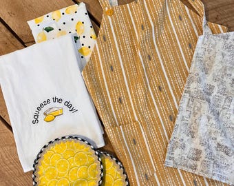Linge de cuisine sur le thème de la tarte au citron avec tablier, torchon brodé, chauffe-plats pour tarte, torchons décoratifs