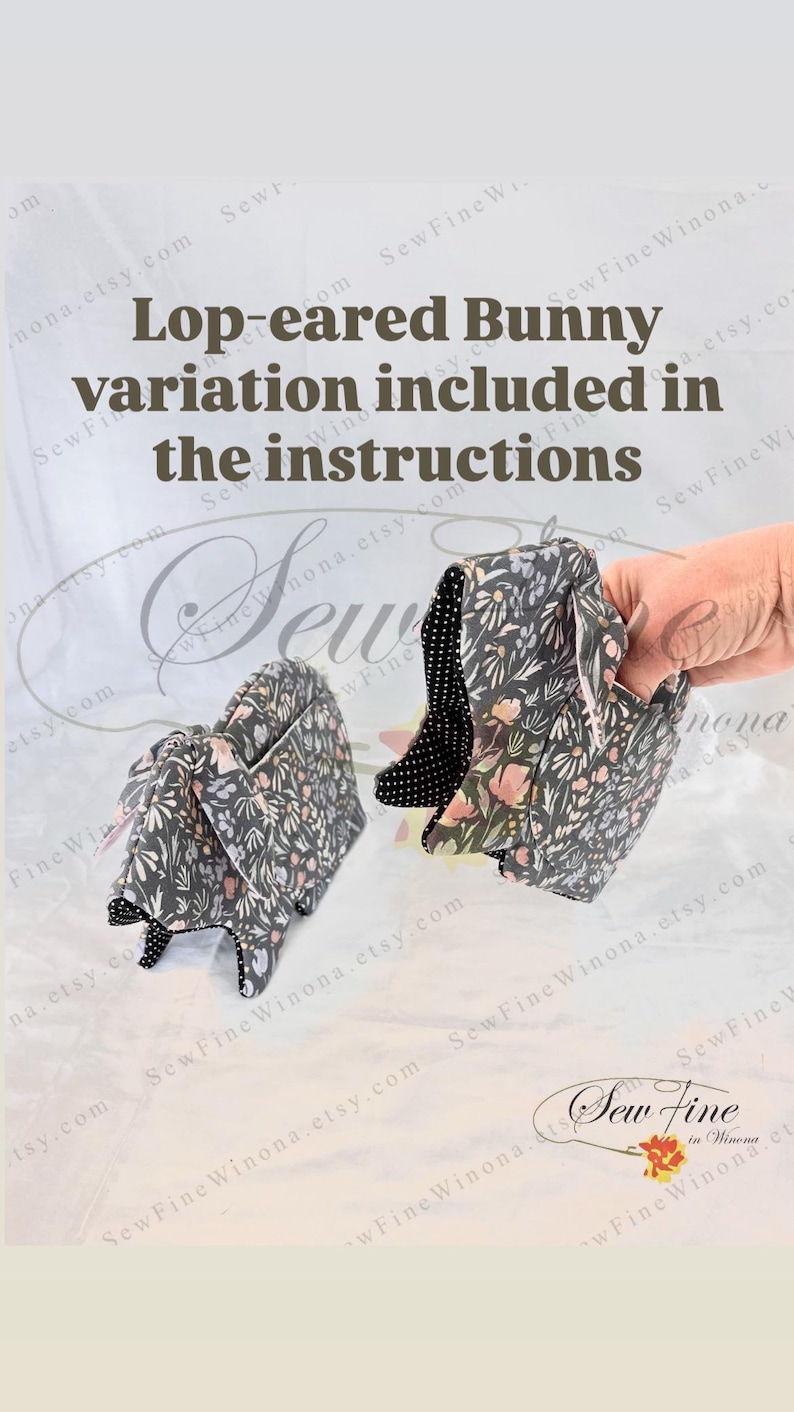 Peut inclure: Deux oreilles de lapin en tissu, dont une tenue par une main, avec un motif floral sur fond sombre. Le texte indique "Variation de lapin &agrave; oreilles tombantes incluse dans les instructions". L'int&eacute;rieur des oreilles est &agrave; pois noirs et blancs.