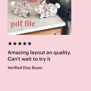 Peut inclure: Image de deux maniques en forme de lapin avec des motifs floraux, faisant partie d'un patron de couture intitul&eacute; "Betsy Bunny Hotmitt". Le texte "pdf file" est visible. L'image contient &eacute;galement le texte "Amazing layout an quality. Can't wait to try it. Verified Etsy Buyer."
